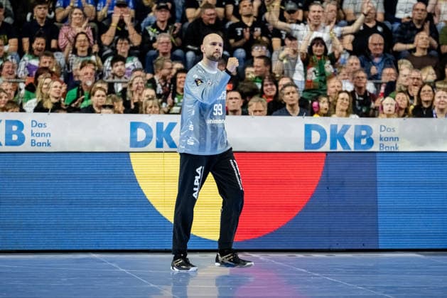 Cologne, 18 04 2026, Handball, Men, Lidl Final4, DHB Cup, Semifinal, TBV Lemgo Lippe Füchse Berlin Urh Kastelic TBV Lemgo, 99 cheers after a parade Cologne Lanxess Arena NRW Germany