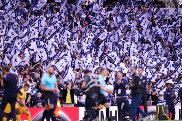 Premier League: Tottenham Hotspur v Brighton & Hove Albion Tottenham Hotspur supporters ahead of kick off during the Premier League match Tottenham Hotspur vs Brighton & Hove Albion at Tottenham Hotspur Stadium, London, United Kingdom on 18 April 2026 (Photo by Harvey Murphy News Images) Copyright: xHarveyxMurphy NewsxImagesx