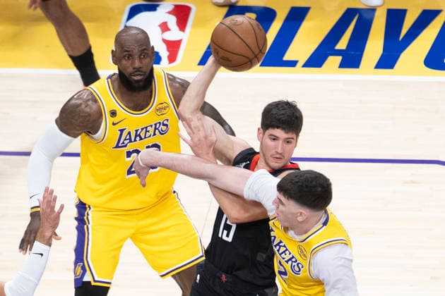 April 18, 2026, Los Angeles, California, USA: Houston RocketsÃ¢â‚¬â ¢ Reed Sheppard (15) is defended by Los Angeles LakersÃ¢â‚¬â ¢ Jake LaRavia (12) during Game 1 of a first-round NBA, Basketball Herren, USA playoff series at Crypto.com Arena on Saturday, April 18, 2026 in Los Angeles. Los Angeles USA - ZUMAc68_ 20260418_zaf_c68_006 Copyright: xRingoxChiux