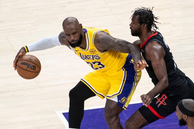 April 18, 2026, Los Angeles, California, USA: Los Angeles LakersÃ¢â‚¬â ¢ LeBron James (23) is defended by Houston RocketsÃ¢â‚¬â ¢ Tari Eason (17) during Game 1 of a first-round NBA, Basketball Herren, USA playoff series at Crypto.com Arena on Saturday, April 18, 2026 in Los Angeles. Los Angeles USA - ZUMAc68_ 20260418_zaf_c68_011 Copyright: xRingoxChiux