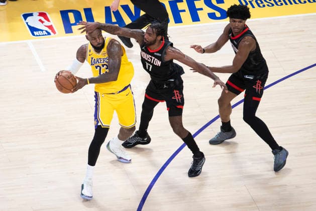 April 18, 2026, Los Angeles, California, USA: Los Angeles LakersÃ¢â‚¬â ¢ LeBron James (23) is defended by Houston RocketsÃ¢â‚¬â ¢ Tari Eason (17) during Game 1 of a first-round NBA, Basketball Herren, USA playoff series at Crypto.com Arena on Saturday, April 18, 2026 in Los Angeles. Los Angeles USA - ZUMAc68_ 20260418_zaf_c68_020 Copyright: xRingoxChiux