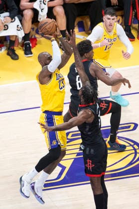 April 18, 2026, Los Angeles, California, USA: Los Angeles LakersÃ¢â‚¬â ¢ LeBron James (23) shoots against Houston RocketsÃ¢â‚¬â ¢ Tari Eason (17) during Game 1 of a first-round NBA, Basketball Herren, USA playoff series at Crypto.com Arena on Saturday, April 18, 2026 in Los Angeles. Los Angeles USA - ZUMAc68_ 20260418_zaf_c68_021 Copyright: xRingoxChiux