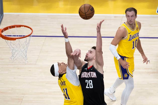 April 18, 2026, Los Angeles, California, USA: Houston RocketsÃ¢â‚¬â ¢ Alperen Sengun (28) shoots against Los Angeles LakersÃ¢â‚¬â ¢ Jaxson Hayes (11) during Game 1 of a first-round NBA, Basketball Herren, USA playoff series at Crypto.com Arena on Saturday, April 18, 2026 in Los Angeles. Los Angeles USA - ZUMAc68_ 20260418_zaf_c68_025 Copyright: xRingoxChiux
