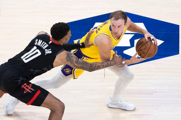April 18, 2026, Los Angeles, California, USA: Los Angeles LakersÃ¢â‚¬â ¢ Luke Kennard (10) is defended by Houston RocketsÃ¢â‚¬â ¢ Jabari Smith Jr. (10) during Game 1 of a first-round NBA, Basketball Herren, USA playoff series at Crypto.com Arena on Saturday, April 18, 2026 in Los Angeles. Los Angeles USA - ZUMAc68_ 20260418_zaf_c68_044 Copyright: xRingoxChiux