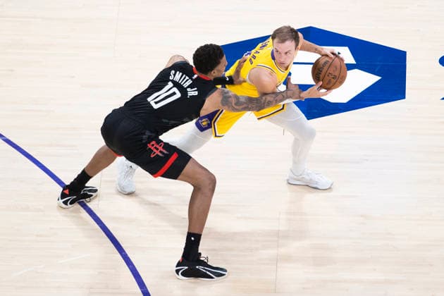 April 18, 2026, Los Angeles, California, USA: Los Angeles LakersÃ¢â‚¬â ¢ Luke Kennard (10) is defended by Houston RocketsÃ¢â‚¬â ¢ Jabari Smith Jr. (10) during Game 1 of a first-round NBA, Basketball Herren, USA playoff series at Crypto.com Arena on Saturday, April 18, 2026 in Los Angeles. Los Angeles USA - ZUMAc68_ 20260418_zaf_c68_047 Copyright: xRingoxChiux