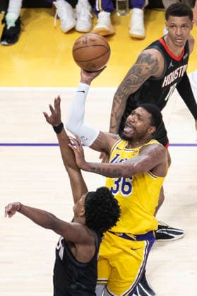 April 18, 2026, Los Angeles, California, USA: Los Angeles LakersÃ¢â‚¬â ¢ Marcus Smart (36) shoots against Houston RocketsÃ¢â‚¬â ¢ Amen Thompson (1) during Game 1 of a first-round NBA, Basketball Herren, USA playoff series at Crypto.com Arena on Saturday, April 18, 2026 in Los Angeles. Los Angeles USA - ZUMAc68_ 20260418_zaf_c68_049 Copyright: xRingoxChiux