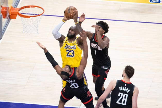 April 18, 2026, Los Angeles, California, USA: Los Angeles LakersÃ¢â‚¬â ¢ LeBron James (23) goes to the basket under pressure from Houston RocketsÃ¢â‚¬â ¢ Josh Okogie (20) and Amen Thompson (1) during Game 1 of a first-round NBA, Basketball Herren, USA playoff series at Crypto.com Arena on Saturday, April 18, 2026 in Los Angeles. Los Angeles USA - ZUMAc68_ 20260418_zaf_c68_054 Copyright: xRingoxChiux