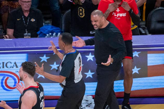 April 18, 2026, Los Angeles, California, USA: Houston Rockets head coach Ime Udoka complaints a call during Game 1 of a first-round NBA, Basketball Herren, USA playoff series against the Los Angeles Lakers at Crypto.com Arena on Saturday, April 18, 2026 in Los Angeles. Los Angeles USA - ZUMAc68_ 20260418_zaf_c68_065 Copyright: xRingoxChiux