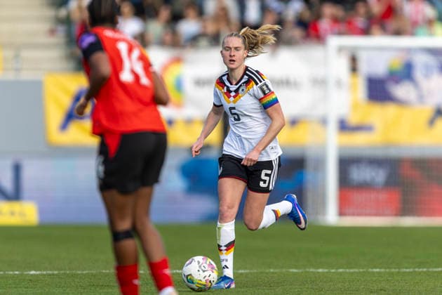 AUT, Ried im Innkreis, Fußball, Frauen WM Qualifikation, 4 Spieltag, Oesterreich vs Deutschland im Bild v l Janina Minge Germany 05 , Aktion mit Ball 18 04 2026, BWT X Oberoesterreichische Arena Ried im Innkreis UEFA REGULATIONS PROHIBIT ANY USE OF PHOTOGRAPHS AS IMAGE SEQUENCES AND OR QUASI VIDEO, Copyright: HMBxMedia PaulxFritz