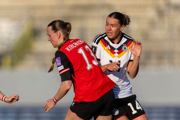 AUT, Ried im Innkreis, Fußball, Frauen WM Qualifikation, 4 Spieltag, Oesterreich vs Deutschland im Bild v l Virginia Kirchberger Austria 13 , Larissa Muehlhaus Germany 14 , Zweikampf 18 04 2026, BWT X Oberoesterreichische Arena Ried im Innkreis UEFA REGULATIONS PROHIBIT ANY USE OF PHOTOGRAPHS AS IMAGE SEQUENCES AND OR QUASI VIDEO, Copyright: HMBxMedia PaulxFritz