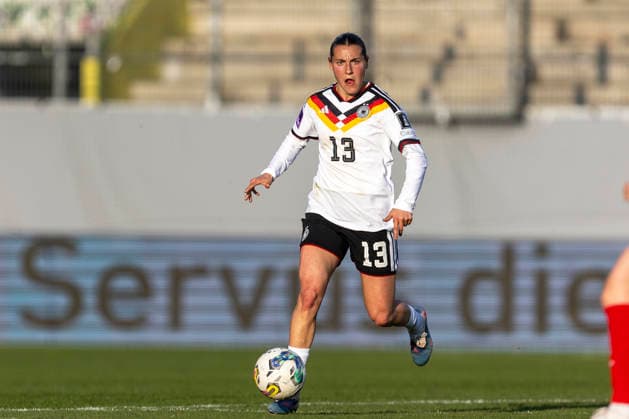 AUT, Ried im Innkreis, Fußball, Frauen WM Qualifikation, 4 Spieltag, Oesterreich vs Deutschland im Bild v l Carlotta Wamser Germany 13 , Aktion mit Ball 18 04 2026, BWT X Oberoesterreichische Arena Ried im Innkreis UEFA REGULATIONS PROHIBIT ANY USE OF PHOTOGRAPHS AS IMAGE SEQUENCES AND OR QUASI VIDEO, Copyright: HMBxMedia PaulxFritz
