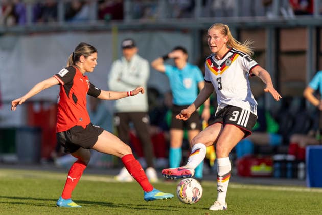 AUT, Ried im Innkreis, Fußball, Frauen WM Qualifikation, 4 Spieltag, Oesterreich vs Deutschland im Bild v l Eileen Campbell Austria 10 , Camilla Kuever Germany 03 , Zweikampf 18 04 2026, BWT X Oberoesterreichische Arena Ried im Innkreis UEFA REGULATIONS PROHIBIT ANY USE OF PHOTOGRAPHS AS IMAGE SEQUENCES AND OR QUASI VIDEO, Copyright: HMBxMedia PaulxFritz