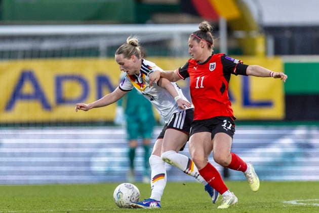 AUT, Ried im Innkreis, Fußball, Frauen WM Qualifikation, 4 Spieltag, Oesterreich vs Deutschland im Bild v l Franziska Kett Germany 17 , Carina Brunold Austria 11 , Zweikampf 18 04 2026, BWT X Oberoesterreichische Arena Ried im Innkreis UEFA REGULATIONS PROHIBIT ANY USE OF PHOTOGRAPHS AS IMAGE SEQUENCES AND OR QUASI VIDEO, Copyright: HMBxMedia PaulxFritz