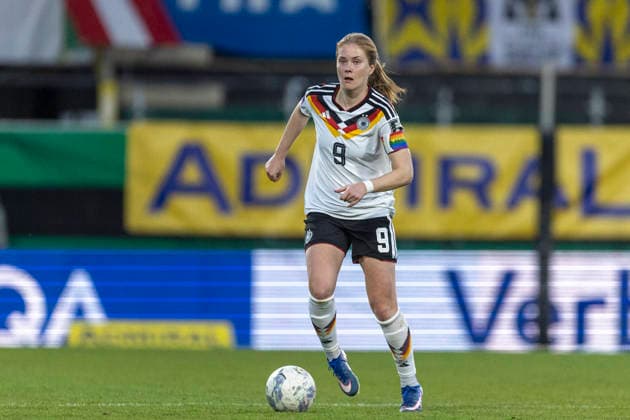 AUT, Ried im Innkreis, Fußball, Frauen WM Qualifikation, 4 Spieltag, Oesterreich vs Deutschland im Bild v l Sjoeke Nuesken Germany 09 , Aktion mit Ball 18 04 2026, BWT X Oberoesterreichische Arena Ried im Innkreis UEFA REGULATIONS PROHIBIT ANY USE OF PHOTOGRAPHS AS IMAGE SEQUENCES AND OR QUASI VIDEO, Copyright: HMBxMedia PaulxFritz