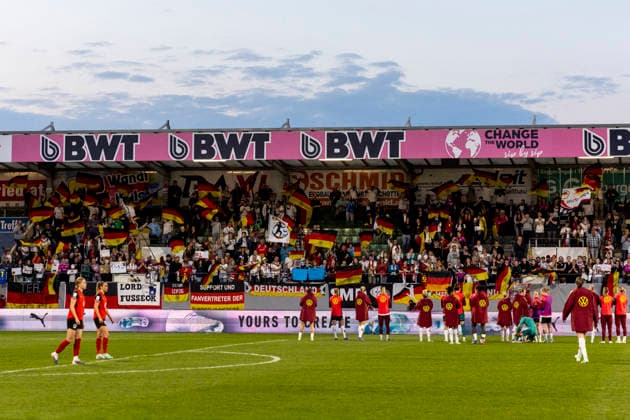 AUT, Ried im Innkreis, Fußball, Frauen WM Qualifikation, 4 Spieltag, Oesterreich vs Deutschland im Bild v l Fanblock von Deutschland verabschiedet die Mannschaft nach dem Spiel, es werden Deutschlandfahnen schwenkt 18 04 2026, BWT X Oberoesterreichische Arena Ried im Innkreis UEFA REGULATIONS PROHIBIT ANY USE OF PHOTOGRAPHS AS IMAGE SEQUENCES AND OR QUASI VIDEO, Copyright: HMBxMedia PaulxFritz