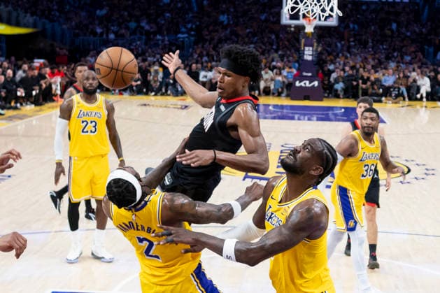 April 18, 2026, Los Angeles, California, USA: Houston RocketsÃ¢â‚¬â ¢ Amen Thompson (1) goes to the basket against Los Angeles LakersÃ¢â‚¬â ¢ Jarred Vanderbilt (2) and Deandre Ayton (5) during Game 1 of a first-round NBA, Basketball Herren, USA playoff series at Crypto.com Arena on Saturday, April 18, 2026 in Los Angeles. Los Angeles USA - ZUMAc68_ 20260418_zaf_c68_085 Copyright: xRingoxChiux
