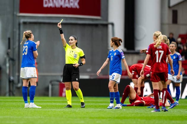 Denmark v Italy, Women™s World Cup Qualification, Copenhagen, Denmark Copenhagen, Denmark. 18th, April 2026. Referee Emanuela Rusta books Cecilia Salvai (23) of Italy during the Women™s World Cup Qualifier between Denmark and Italy at Parken in Copenhagen. Denmark, Copenhagen  Copyright: xGonzalesxPhoto TobiasxJorgensenx