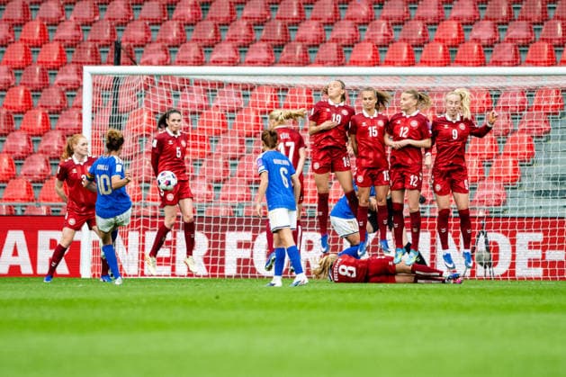 Denmark v Italy, Women™s World Cup Qualification, Copenhagen, Denmark Copenhagen, Denmark. 18th, April 2026. The players of Denmark form a wall during a set piece at the Women™s World Cup Qualifier between Denmark and Italy at Parken in Copenhagen. Denmark, Copenhagen  Copyright: xGonzalesxPhoto TobiasxJorgensenx