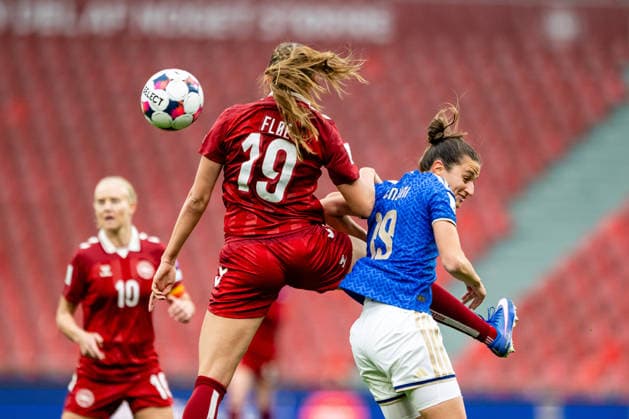 Denmark v Italy, Women™s World Cup Qualification, Copenhagen, Denmark Copenhagen, Denmark. 18th, April 2026. Cecilie Floe (19) of Denmark and Martina Lenzini (19) of Italy seen during the Women™s World Cup Qualifier between Denmark and Italy at Parken in Copenhagen. Denmark, Copenhagen  Copyright: xGonzalesxPhoto TobiasxJorgensenx
