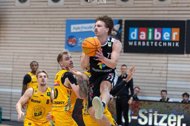 Lucas Mayer Bozic Estriche Knights Kirchheim, 08 KIr10 Jonathan Klussmann Paderborn Baskets, 71 GER, Bozic Estriche Knights Kirchheim vs Paderborn Baskets, BARMER 2 Basketball Bundesliga, 32 Spieltag, Saison 2025 2026, 18 04 2026 , GER, Bozic Estriche Knights Kirchheim vs Paderborn Baskets, BARMER 2 Basketball Bundesliga, 32 Spieltag, Saison 2025 2026, 18 04 2026 Foto Eibner Pressefoto Nina Sander Kirchheim an der Teck Copyright: xEibner-Pressefoto NinaxSanderx EP_NSR