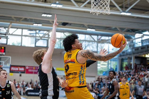 Karl Buehner Paderborn Baskets, 11 Tylan James Pope Bozic Estriche Knights Kirchheim, 09 GER, Bozic Estriche Knights Kirchheim vs Paderborn Baskets, BARMER 2 Basketball Bundesliga, 32 Matchday, Season 2025 2026, 18 04 2026 , GER, Bozic Estriche Knights Kirchheim vs Paderborn Baskets, BARMER 2 Basketball Bundesliga, 32 Matchday, Season 2025 2026, 18 04 2026 Foto Eibner Pressefoto Nina Sander Kirchheim an der Teck Copyright: xEibner-Pressefoto NinaxSanderx EP_NSR