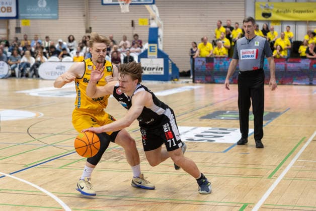 Jonathan Klussmann Paderborn Baskets, 71 in duel with Lucas Mayer Bozic Estriche Knights Kirchheim, 08 Bozic Estriche Knights Kirchheiml vs Paderborn Baskets, Basketball,Barmer Basketball 2 Bundesliga ProA, Matchday 32, Season 2025 2026, 18 04 2026, Bozic Estriche Knights Kirchheiml vs Paderborn Baskets, Basketball,Barmer Basketball 2 Bundesliga ProA, Matchday 32, Season 2025 2026, 18 04 2026 Kirchheim Copyright: xEibner-Pressefoto DavidexDixGiovx EP_DGI