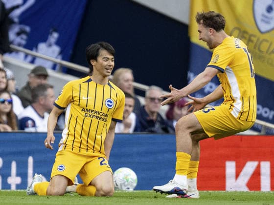 Football: Premier League Kaoru Mitoma (L) of Brighton reacts after scoring in the first half of an English Premier League football match against Tottenham on April 18, 2026, in London.  A14AA0005472985P