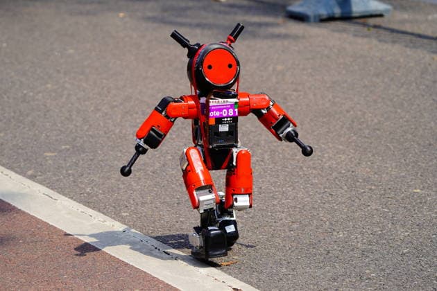 BEIJING, CHINA - APRIL 19: A 75-centimeter-high humanoid robot runner competes in the 2026 Beijing E-Town Humanoid Robot Half-marathon on April 19, 2026 in Beijing, China. A remotely controlled Lightning robot from one Honor team was the first to cross the finish line, clocking 48 minutes and 19 seconds, according to China Media Group (CMG).  Copyright: xVCGx 111635795985