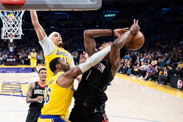 (260419) -- LOS ANGELES, April 19, 2026 -- Houston Rockets Amen Thompson (R) goes to the basket under pressure from Los Angeles Lakers Marcus Smart during the 2025-2026 NBA, Basketball Herren, USA first-round playoff series basketball match between Los Angeles Lakers and Houston Rockets in Los Angeles, the United States, April 18, 2026. (Photo by Xinhua) (SP)U.S.-LOS ANGELES-BASKETBALL-NBA-PLAYOFFS-LAKERS VS ROCKETS RingoxChiu 