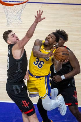 (260419) -- LOS ANGELES, April 19, 2026 -- Los Angeles Lakers Marcus Smart (C) goes to the basket during the 2025-2026 NBA, Basketball Herren, USA first-round playoff series basketball match between Los Angeles Lakers and Houston Rockets in Los Angeles, the United States, April 18, 2026. (Photo by Xinhua) (SP)U.S.-LOS ANGELES-BASKETBALL-NBA-PLAYOFFS-LAKERS VS ROCKETS RingoxChiu 