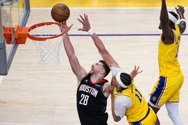 (260419) -- LOS ANGELES, April 19, 2026 -- Houston Rockets Alperen Sengun (L) goes to the basket under pressure from Los Angeles Lakers Jaxson Hayes during the 2025-2026 NBA, Basketball Herren, USA first-round playoff series basketball match between Los Angeles Lakers and Houston Rockets in Los Angeles, the United States, April 18, 2026. (Photo by Xinhua) (SP)U.S.-LOS ANGELES-BASKETBALL-NBA-PLAYOFFS-LAKERS VS ROCKETS RingoxChiu 