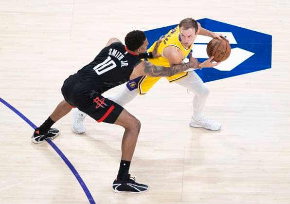 (260419) -- LOS ANGELES, April 19, 2026 -- Los Angeles Lakers Luke Kennard (R) is defended by Houston Rockets Jabari Smith Jr. during the 2025-2026 NBA, Basketball Herren, USA first-round playoff series basketball match between Los Angeles Lakers and Houston Rockets in Los Angeles, the United States, April 18, 2026. (Photo by Xinhua) (SP)U.S.-LOS ANGELES-BASKETBALL-NBA-PLAYOFFS-LAKERS VS ROCKETS RingoxChiu 