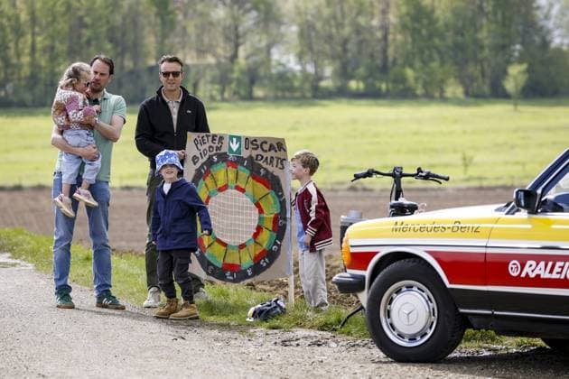 VOERENDAAL - Spectators along the road before the 2026 Amstel Gold Race passes through Voerendaal. MARCEL VAN HOORN ANP xVIxANPxSportx xxANPxIVx 556191802 originalFilename: 556191802.jpg
