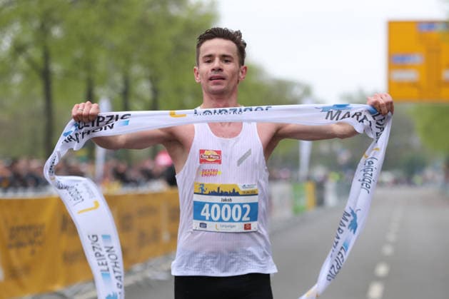 48. Leipzig Marathon, 19.04.2026 Jakob Lange (PTSV Rosenheim, Nr. 40.002 Marathon) als Sieger im Ziel. 48. Leipzig Marathon, 19.04.2026. *** 48 Leipzig Marathon, 19 04 2026 Jakob Lange PTSV Rosenheim, No. 40 002 Marathon winner at the finish 48 Leipzig Marathon, 19 04 2026 Copyright: xBEAUTIFULxSPORTS JanxKaeferx