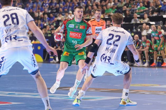 19 04 2026, xgox, Handball DHB Pokal match 3rd place SC Magdeburg TBV Lemgo Lippe emspor, v l Elvar Oern Jonsson Magdeburg, 19 , Adam Nyfjaell Lemgo, 22 duel, duel, fight, tackle Koeln