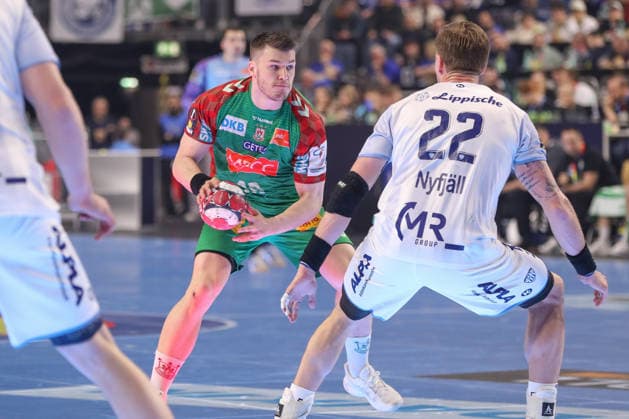 19 04 2026, xgox, Handball DHB Pokal match 3rd place SC Magdeburg TBV Lemgo Lippe emspor, v l Elvar Oern Jonsson Magdeburg, 19 , Adam Nyfjaell Lemgo, 22 duel, duel, fight, tackle Koeln