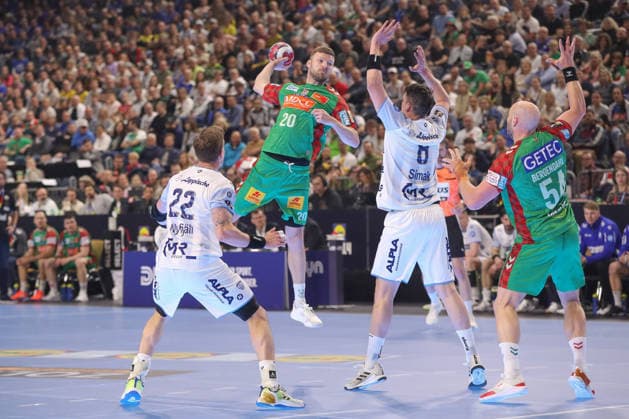 19 04 2026, xgox, Handball DHB Pokal match 3rd place SC Magdeburg TBV Lemgo Lippe emspor, v l Philipp Weber Magdeburg, 20 throws goal, Torschuetze, erzielt Tor, Treffer, scores the goal Koeln