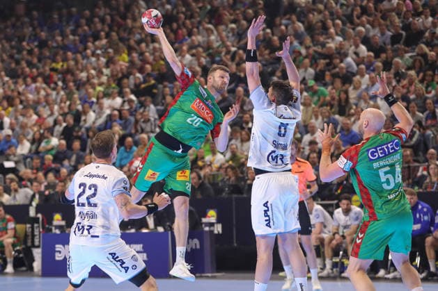 19 04 2026, xgox, Handball DHB Pokal match 3rd place SC Magdeburg TBV Lemgo Lippe emspor, v l Philipp Weber Magdeburg, 20 throws goal, Torschuetze, erzielt Tor, Treffer, scores the goal Koeln
