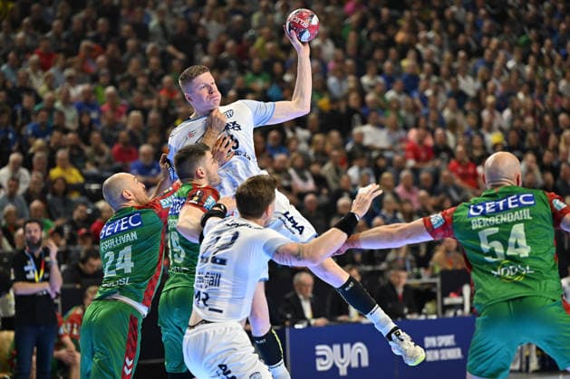GER, Lanxess Arena Koeln, HBL, LIDL FINAL4, Men, Match for 3rd place, TBV Lemgo Lippe vs SC Magdeburg 19 04 2026, Lanxess Arena , Koeln , GER, Lanxess Arena Koeln, HBL, LIDL FINAL4, Men, Match for 3rd place, TBV Lemgo Lippe vs SC Magdeburg , in the picture Niels Versteijnen TBV Lemgo 25 , in a duel against Christian O Sullivan SC Magdeburg 24 , Elvar Örn Jonsson SC Magdeburg 19 , nordphotoxGmbHx xMeuter nph00351