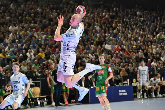 GER, Lanxess Arena Koeln, HBL, LIDL FINAL4, Men, Match for 3rd place, TBV Lemgo Lippe vs SC Magdeburg 19 04 2026, Lanxess Arena , Koeln , GER, Lanxess Arena Koeln, HBL, LIDL FINAL4, Men, Match for 3rd place, TBV Lemgo Lippe vs SC Magdeburg , pictured Leve Carstensen TBV Lemgo 21 , in a duel against Matej Mandić goalkeeper SC Magdeburg 12 , nordphotoxGmbHx xMeuter nph00351