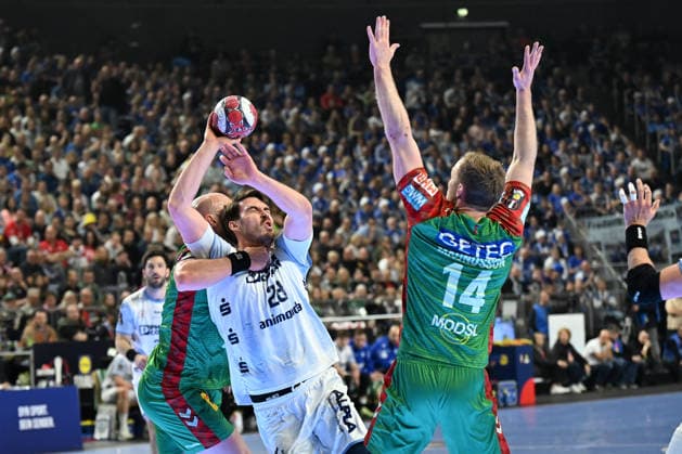 GER, Lanxess Arena Koeln, HBL, LIDL FINAL4, Men, Match for 3rd place, TBV Lemgo Lippe vs SC Magdeburg 19 04 2026, Lanxess Arena , Koeln , GER, Lanxess Arena Koeln, HBL, LIDL FINAL4, Men, Match for 3rd place, TBV Lemgo Lippe vs SC Magdeburg , in the picture Oscar Bergendahl SC Magdeburg 54 , in a duel against Hendrik Wagner TBV Lemgo 28 , nordphotoxGmbHx xMeuter nph00351