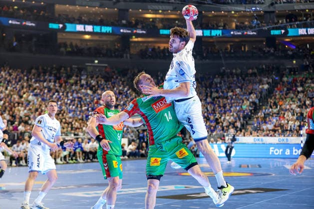 19 04 2026, xsscx, Handball, DHB Pokal Lidl Final4, Match for 3rd place, TBV Lemgo Lippe SC Magdeburg, Season 2025 2026 Men, Lanxess Arena, Cologne Omar Ingi Magnusson SC Magdeburg 14 in duel against Hendrik Wagner TBV Lemgo Lippe 28 Photo xSandraxScherningxPressefotoKochx Nordrhein Westfalen Germany