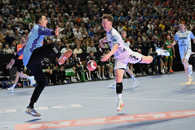 GER, Lanxess Arena Koeln, HBL, LIDL FINAL4, Men, Match for 3rd place, TBV Lemgo Lippe vs SC Magdeburg 19 04 2026, Lanxess Arena , Koeln , GER, Lanxess Arena Koeln, HBL, LIDL FINAL4, Men, Match for 3rd place, TBV Lemgo Lippe vs SC Magdeburg , in the picture Joel Willecke TBV Lemgo 24 , free in front of the goal and goalkeeper Matej MandiÄ‡ goalkeeper SC Magdeburg 12 , nordphotoxGmbHx xMeuter nph00351