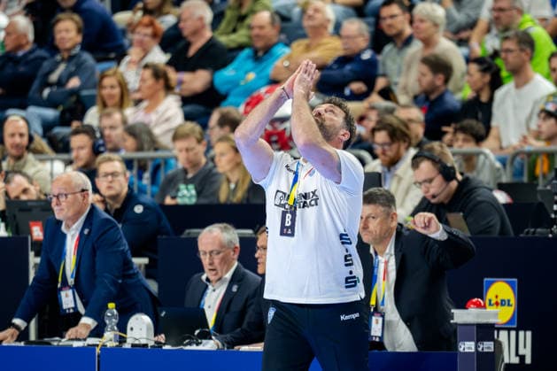 Cologne, 19 04 2026, Handball, Men, Lidl Final4, DHB Pokal, Match for 3rd place, TBV Lemgo Lippe SC Magdeburg Florian Kehrmann Coach TBV Lemgo emotional reaction after pressing the time-out buzzer Cologne Lanxess Arena NRW Germany