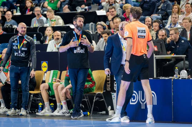 Cologne, 19 04 2026, Handball, Men, Lidl Final4, DHB Pokal, Match for 3rd place, TBV Lemgo Lippe SC Magdeburg Bennet Wiegert SC Magdeburg discusses with the referee and technical delegate Cologne Lanxess Arena NRW Germany