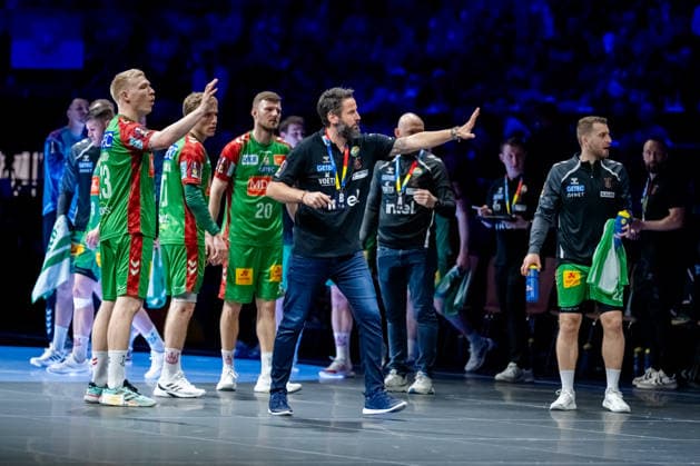 Cologne, 19 04 2026, Handball, Men, Lidl Final4, DHB Cup, Match for 3rd place, TBV Lemgo Lippe SC Magdeburg Bennet Wiegert SC Magdeburg and Magnus Saugstrup SC Magdeburg, 23 gesture towards Lemgo team Cologne Lanxess Arena NRW Germany