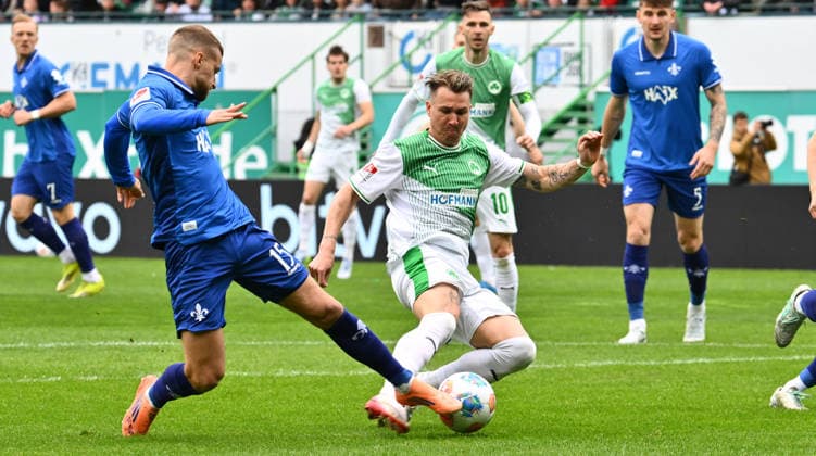19 04 2026 Soccer Season 2025 2026 2 Soccer Bundesliga 30 Matchday SpVgg Greuther Fürth Kleeblatt SV Darmstadt 98 Lilien Sportfoto Zink xwoxzix DFL regulations prohibit any use of photographs as image sequences and or quasi video only for editorial use Fabian Nürnberger Nuernberger 15, SV Darmstadt 98 D98 SV98 Felix Klaus 30, SpVgg Greuther Fürth Chance Torchance