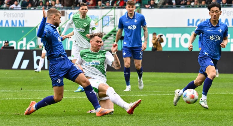 19 04 2026 Soccer Season 2025 2026 2 Soccer Bundesliga 30 Matchday SpVgg Greuther Fürth Kleeblatt SV Darmstadt 98 Lilien Sportfoto Zink xwoxzix DFL regulations prohibit any use of photographs as image sequences and or quasi video only for editorial use Fabian Nürnberger Nuernberger 15, SV Darmstadt 98 D98 SV98 Felix Klaus 30, SpVgg Greuther Fürth Chance Torchance