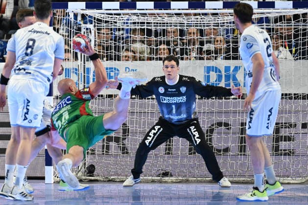 GER, Lanxess Arena Koeln, HBL, LIDL FINAL4, Men, Match for 3rd place, TBV Lemgo Lippe vs SC Magdeburg 19 04 2026, Lanxess Arena , Koeln , GER, Lanxess Arena Koeln, HBL, LIDL FINAL4, Men, Match for 3rd place, TBV Lemgo Lippe vs SC Magdeburg , in the picture Oscar Bergendahl SC Magdeburg 54 , in a duel against Constantin Möstl Moestl goalkeeper TBV Lemgo 1 , nordphotoxGmbHx xMeuter nph00351