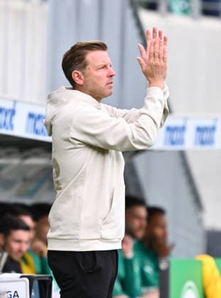 19 04 2026 Soccer Season 2025 2026 2 Soccer Bundesliga 30 Matchday SpVgg Greuther Fürth Kleeblatt SV Darmstadt 98 Lilien Sportfoto Zink xwoxzix DFL regulations prohibit any use of photographs as image sequences and or quasi video only for editorial use Florian Kohfeldt Trainer SV Darmstadt 98 D98 SV98 applauds claps
